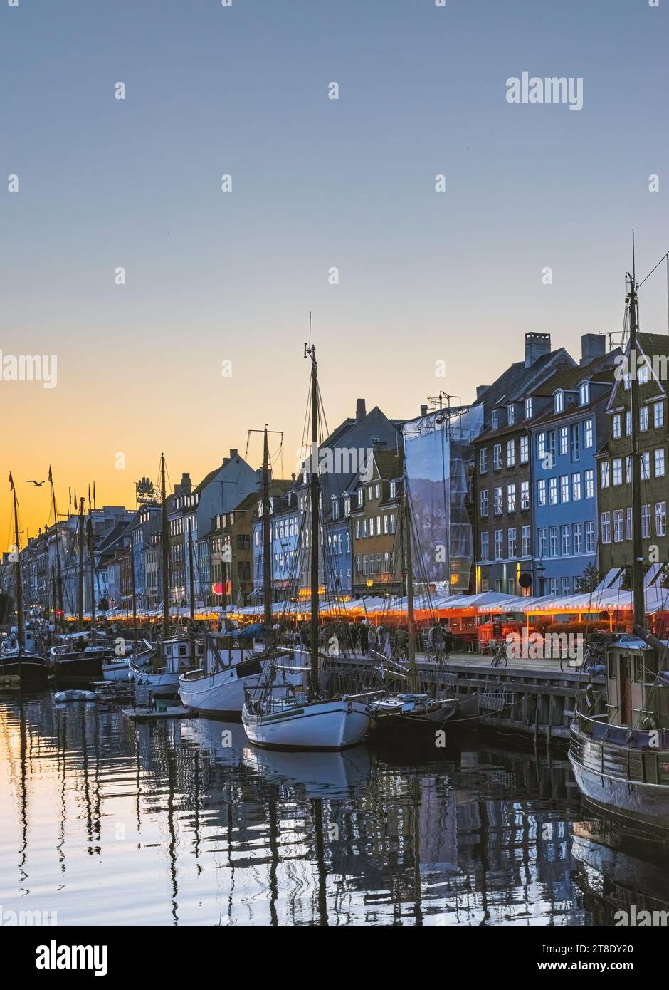 Splendida vista al tramonto della città di Nyhavn a Copenaghen Foto Stock