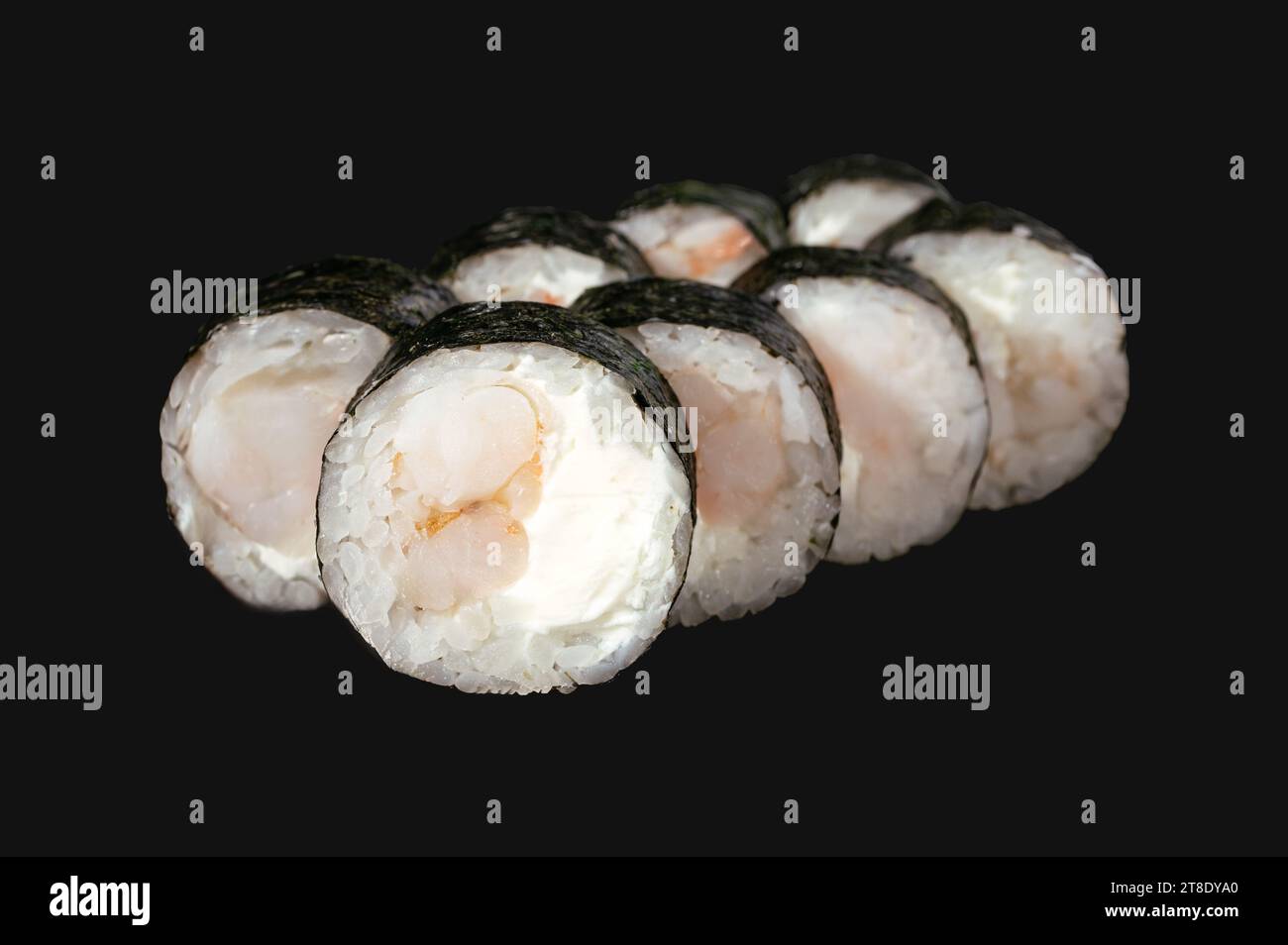 sushi roll con gamberi isolati su sfondo nero. Foto Stock