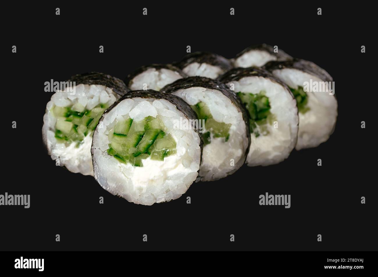 sushi roll con cetriolo isolato su sfondo nero. Foto Stock