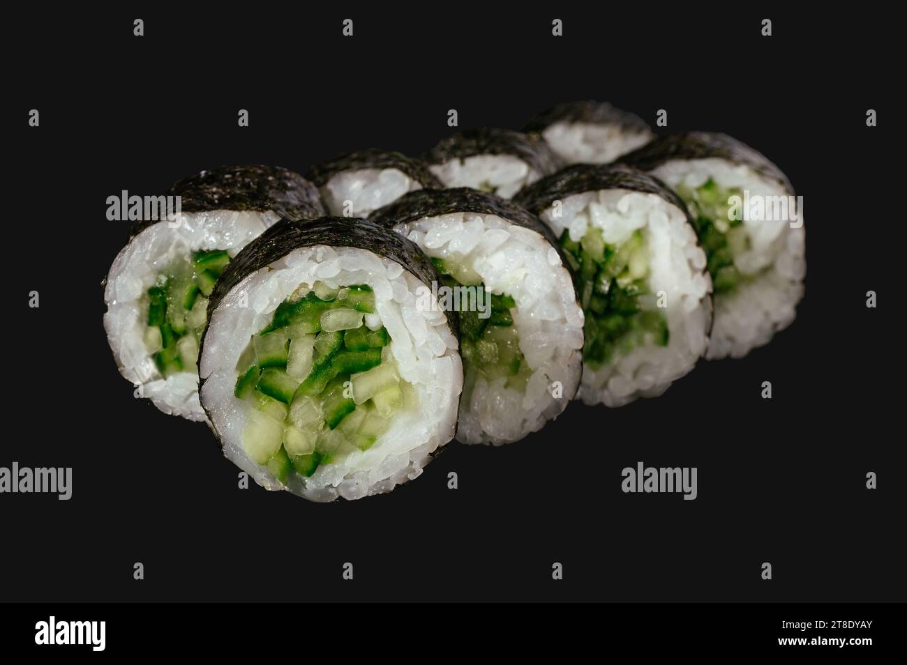 sushi roll con cetriolo isolato su sfondo nero. Foto Stock