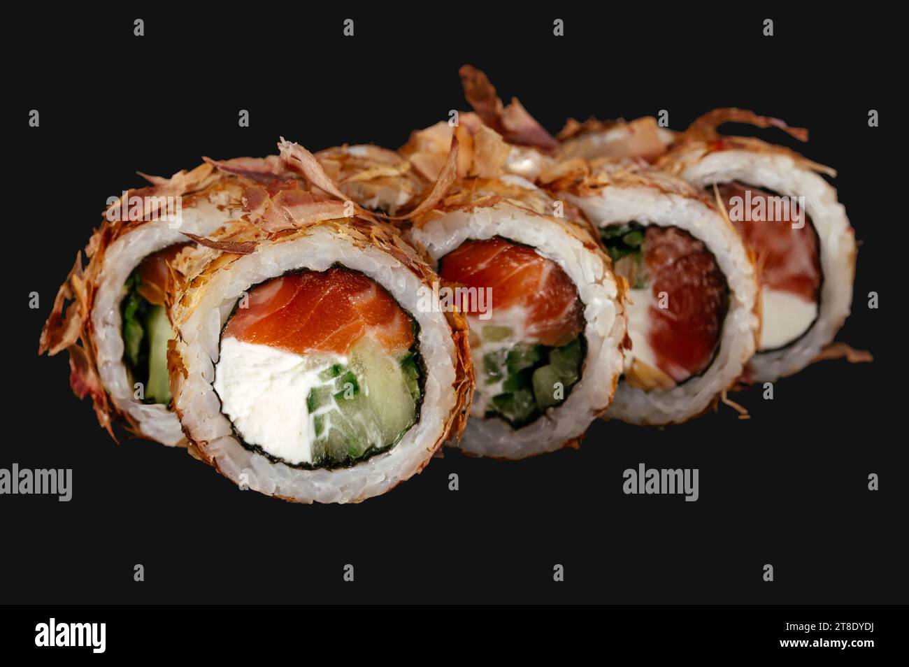 sushi roll con formaggio cremoso, cetriolo fresco, patatine di tonno, salmone Foto Stock