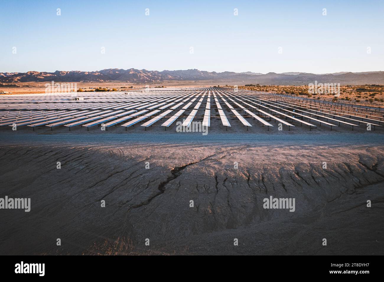 Una grande fattoria solare di dimensioni industriali a 29 Palms, California Foto Stock