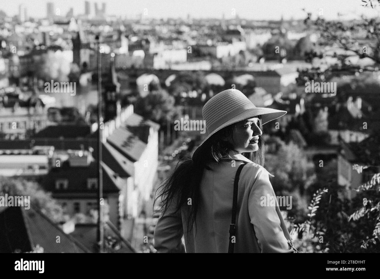 Giovane donna che guarda la vista panoramica di Praga in una giornata di sole Foto Stock