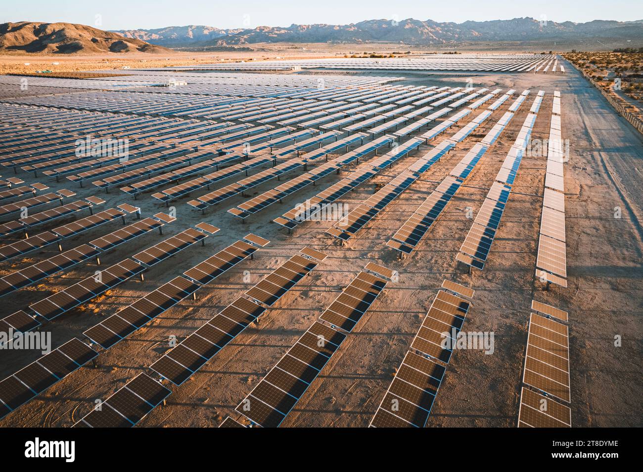 Row Solar panels Industrial photovoltaic farm, 29 Palms, California Foto Stock