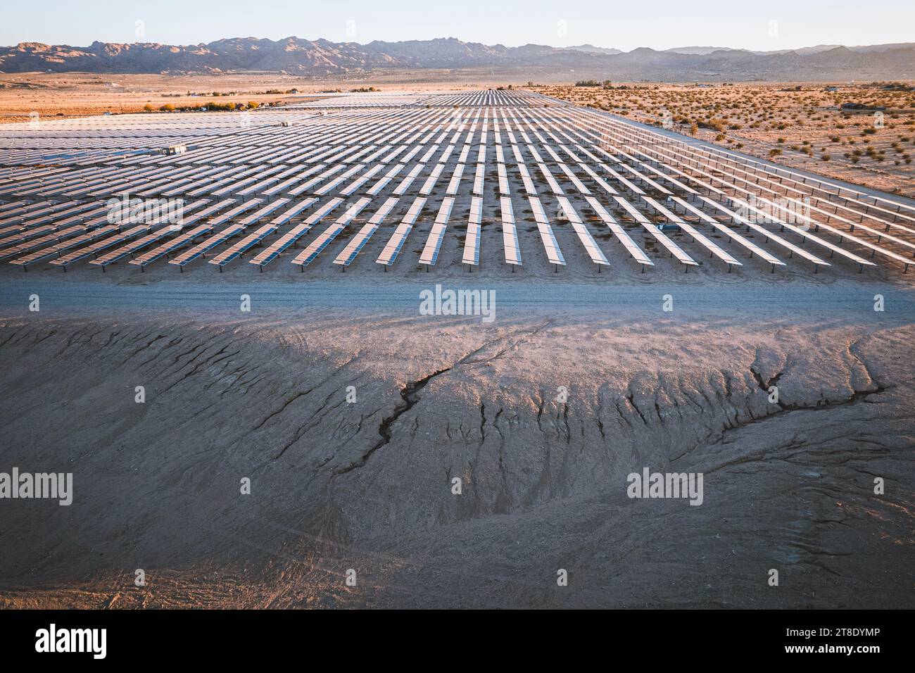 Vista aerea della fattoria solare industriale a 29 Palms, California Foto Stock
