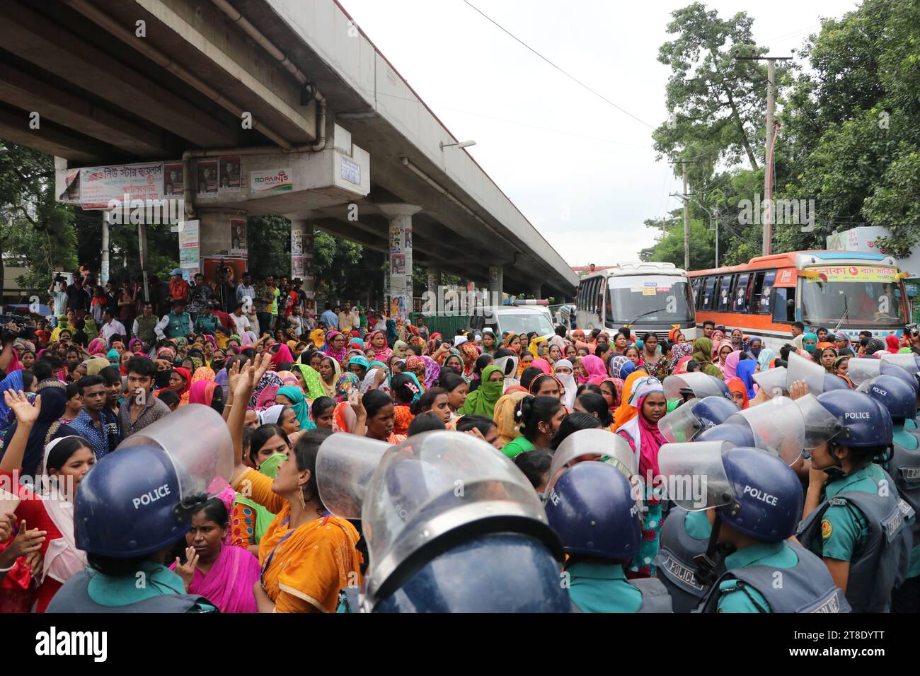 Dhaka Bangladesh 12 settembre 2019, i lavoratori dell'abbigliamento hanno bloccato la strada principale Tejgaon della capitale richiedendo un aumento degli stipendi. A un certo punto, i lavoratori li inseguirono Foto Stock