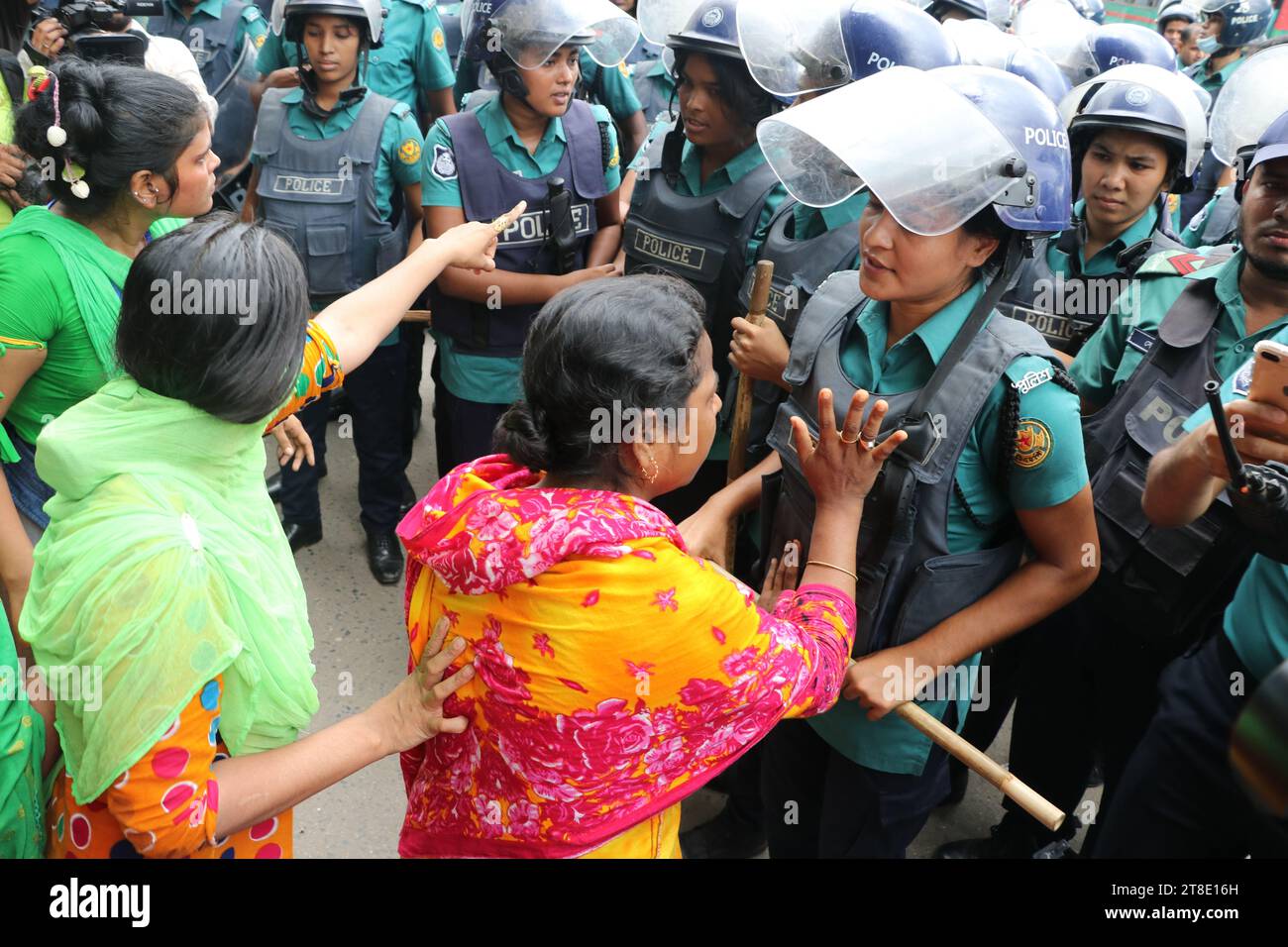 Dhaka Bangladesh 12 settembre 2019, i lavoratori dell'abbigliamento hanno bloccato la strada principale Tejgaon della capitale richiedendo un aumento degli stipendi. A un certo punto, i lavoratori li inseguirono Foto Stock