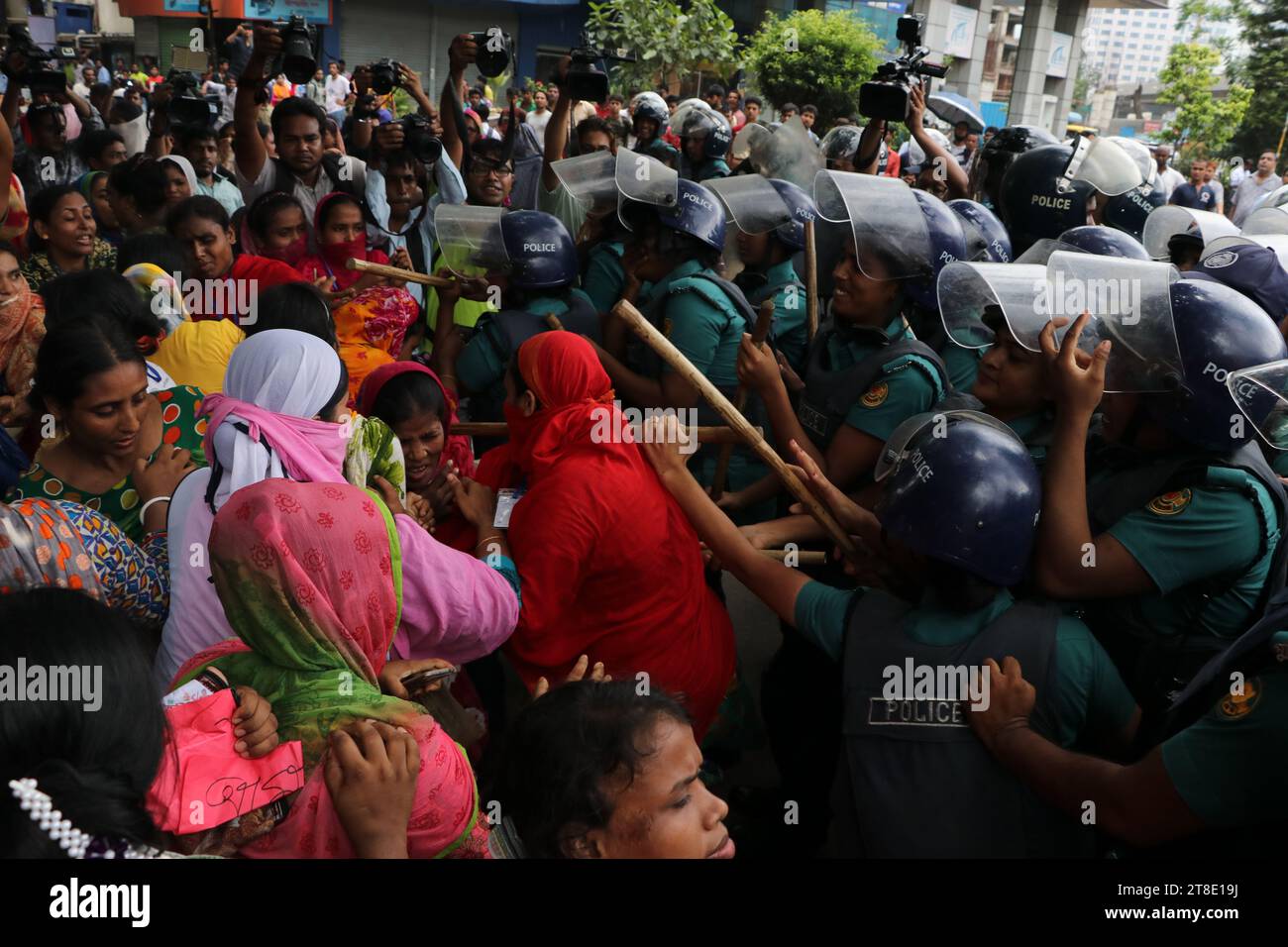 Dhaka Bangladesh 12 settembre 2019, i lavoratori dell'abbigliamento hanno bloccato la strada principale Tejgaon della capitale richiedendo un aumento degli stipendi. A un certo punto, i lavoratori li inseguirono Foto Stock