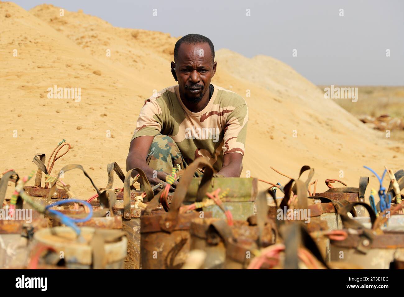 Distruzione di oltre cinquemila mine e ordigni esplosivi resti di guerra nel Governatorato di Hajjah sul Foto Stock