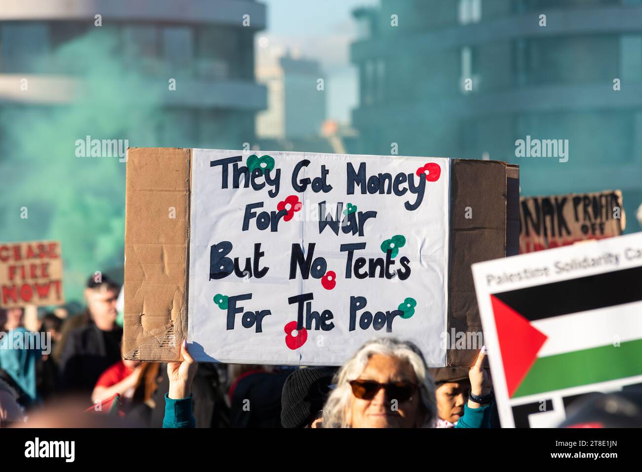 Raduno pro Palestina, dimostrazione nazionale per la Palestina che si svolge il giorno dell'armistizio a Londra, Regno Unito, attraversando il ponte Vauxhall. Vendita di armi Foto Stock