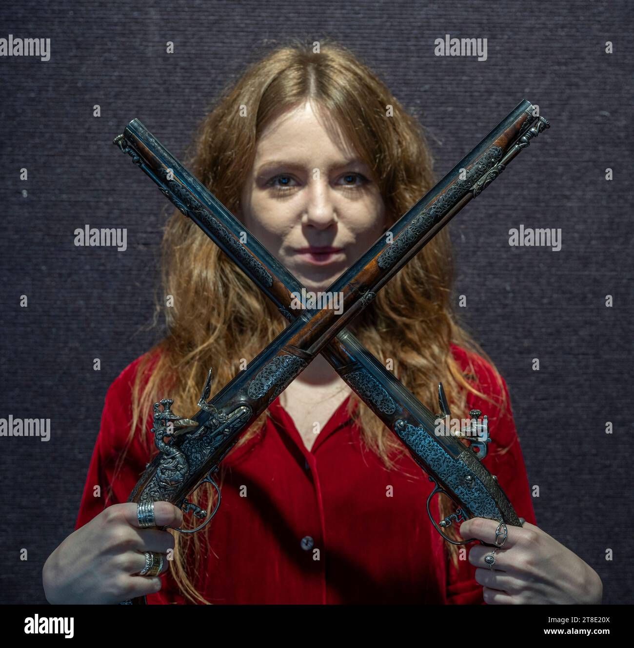 Londra, Regno Unito. 20 novembre 2023. Bonhams Antique Arms, Armour e Militaria sale si svolge a Knightsbridge il 22 novembre. Le attrazioni includono: Una coppia di eccezionali pistole Brescian a 32 fori Flintlock Long Holster, fine XVII secolo, stima di £ 30.000-40.000. Crediti: Malcolm Park/Alamy Live News Foto Stock