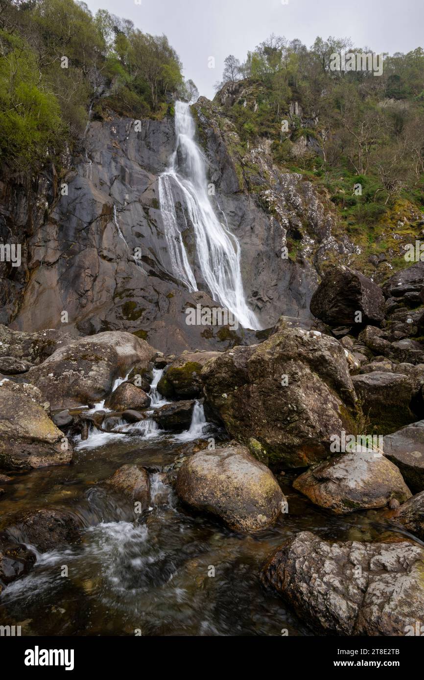 Aber Falls, una spettacolare cascata ai margini delle montagne Carneddau nel parco nazionale di Snowdonia, Galles del Nord. Foto Stock