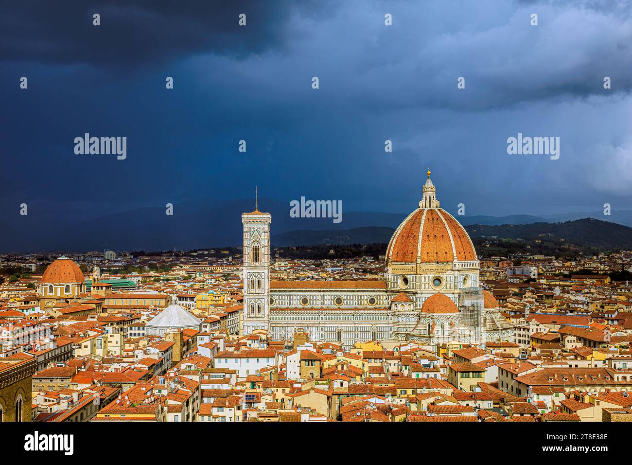 La città di Firenze con la cupola di Santa Maria del Fiore prima della tempesta. Foto scattata il 21 ottobre 2023 a Firenze, regione Toscana, Italia. Foto Stock