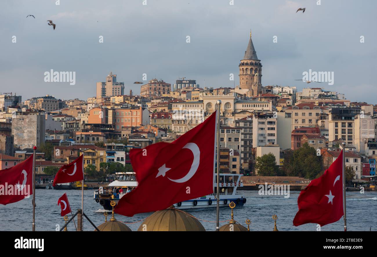 Eminönü, Istanbul, Turchia - 17 ottobre 2019 - Vista del Corno d'Oro e della Torre Galata da piazza Eminönü. Bandiere turche e vista sulla vecchia Istanbul. Foto Stock