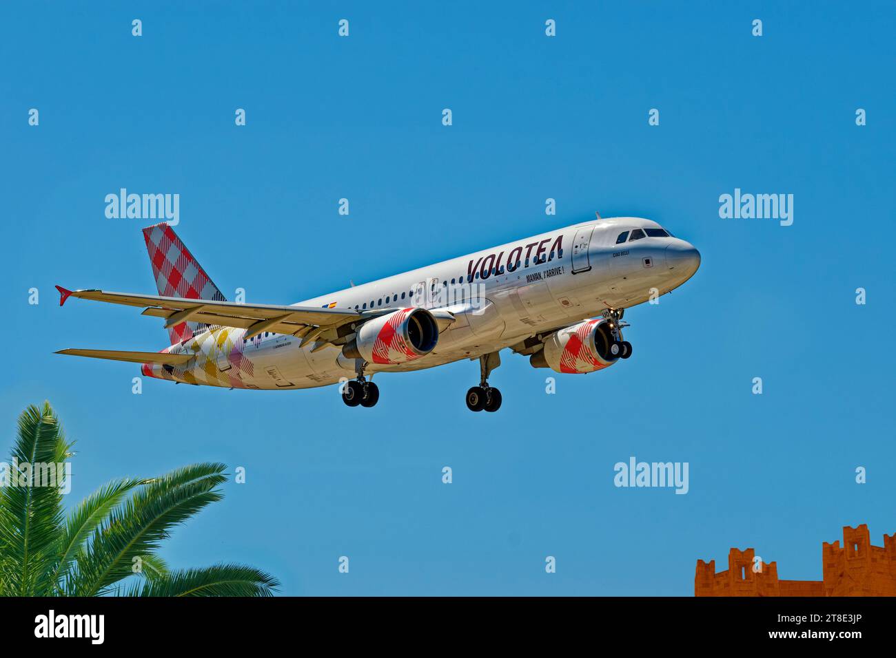 Volotea aereo economico spagnolo Airbus A320-200 atterraggio. Foto Stock