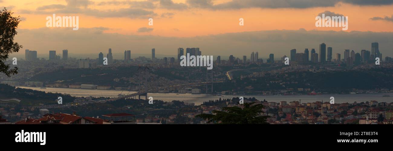 Vista panoramica di Istanbul. Vista sul Bosforo al tramonto dalla collina di Camlica. Foto Stock