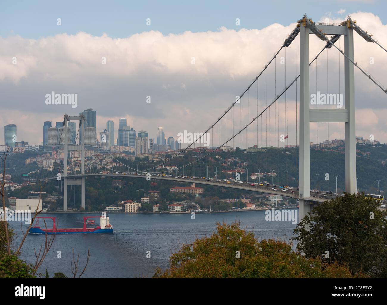 Ponte sul Bosforo di Istanbul o Ponte dei Martiri del 15 luglio. Stagione autunnale. Destinazioni di viaggio importanti per la Turchia. Foto Stock