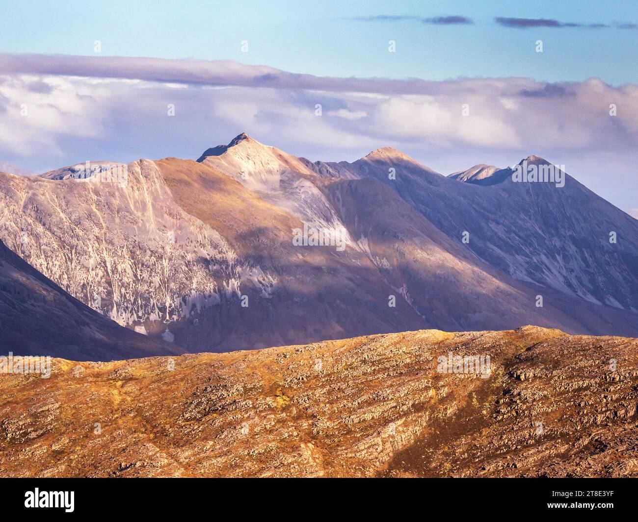 Liathach e Beinn Eighe da Beinn Damh, Torridon, Scozia, Regno Unito. Foto Stock