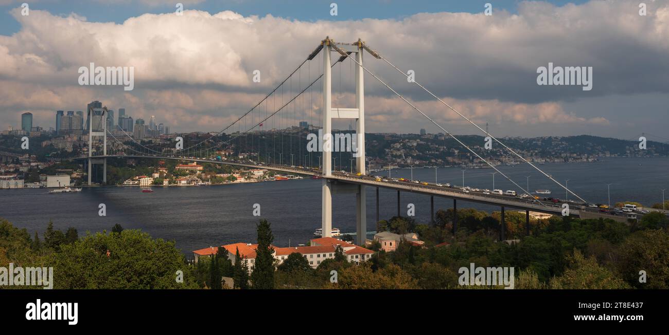 Ponte sul Bosforo di Istanbul o Ponte dei Martiri del 15 luglio. Stagione autunnale. Destinazioni di viaggio importanti per la Turchia. Foto Stock