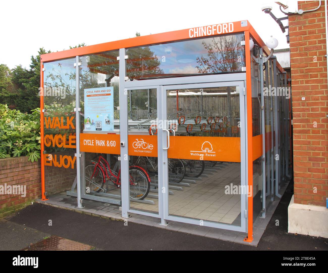 Cycle Hub presso la stazione ferroviaria di Chingford, Londra, Regno Unito. Fornisce un deposito bici sicuro e sicuro per i residenti locali. Foto Stock