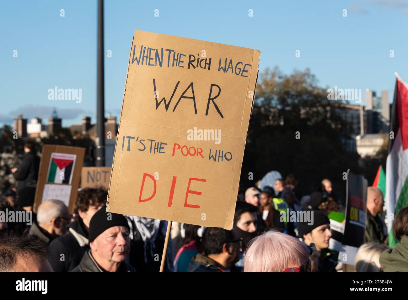 Raduno pro Palestina, dimostrazione nazionale per la Palestina che si svolge a Londra, Regno Unito, attraversando il ponte Vauxhall. Quando i ricchi fanno la guerra, i poveri muoiono Foto Stock