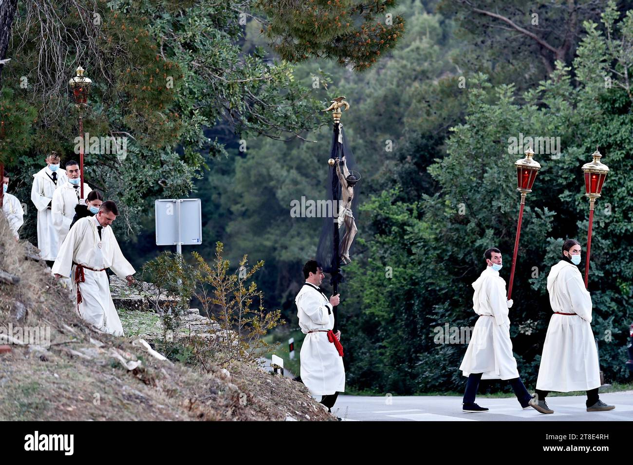 Croazia, Hvar, 100420. A causa dell'epidemia di coronavirus, solo una quindicina di persone partecipano alla processione Za Krizen. La processione inizia da Jelsa il giovedì Santo e visita le città di Pitve, Vrisnik, Svirce, Vrbanj e Vrboska e ritorna a Jelsa nelle prime ore del mattino di venerdì. La processione, che dura da 500 anni, è inclusa nella lista del patrimonio immateriale dell'UNESCO. Nella foto: La celebrazione nella Chiesa di nostra Signora della salute foto: Nikola Vilic/CROPIX Copyright: XxNikolaxVilicx/xCROPIXx procesija hvar18-100420 credito: Imago/Alamy Live News Foto Stock