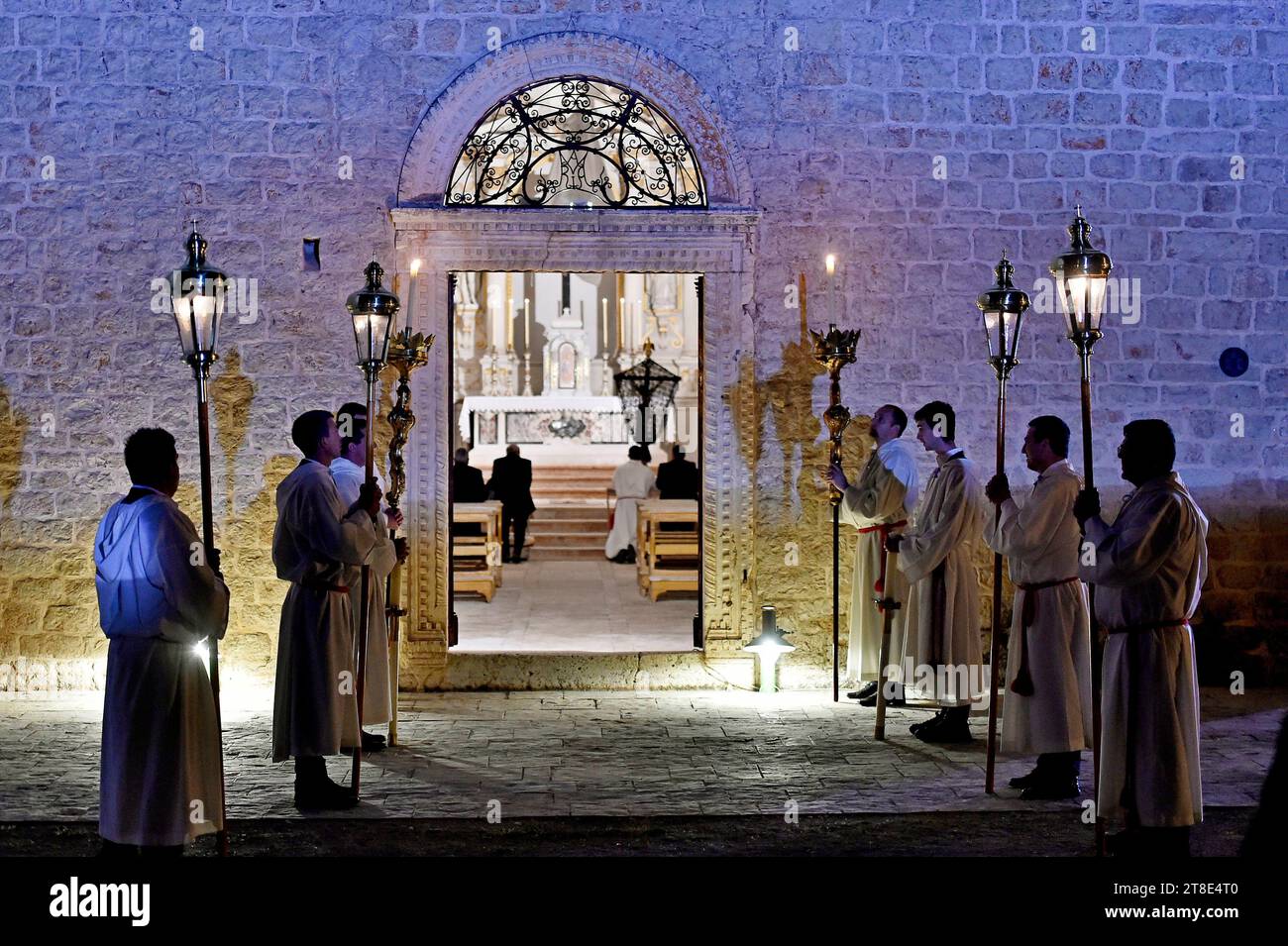 Croazia, Hvar, 090420. A causa dell'epidemia di coronavirus, solo una quindicina di persone partecipano alla processione Za Krizen. La processione inizia da Jelsa il giovedì Santo e visita le città di Pitve, Vrisnik, Svirce, Vrbanj e Vrboska e ritorna a Jelsa nelle prime ore del mattino di venerdì. La processione, che dura da 500 anni, è inclusa nella lista del patrimonio immateriale dell'UNESCO. Nella foto: Processione Vrban in Vrboska foto: Nikola Vilic/CROPIX Copyright: XxNikolaxVilicx/xCROPIXx procesija hvar6-100420 credito: Imago/Alamy Live News Foto Stock