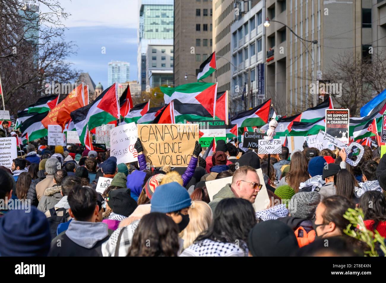 Toronto, Canada - 18 novembre 2023: Protesta per chiedere un cessate il fuoco nella guerra Hamas-Israele. La manifestazione è di fronte al consolato degli Stati Uniti all'Università Foto Stock