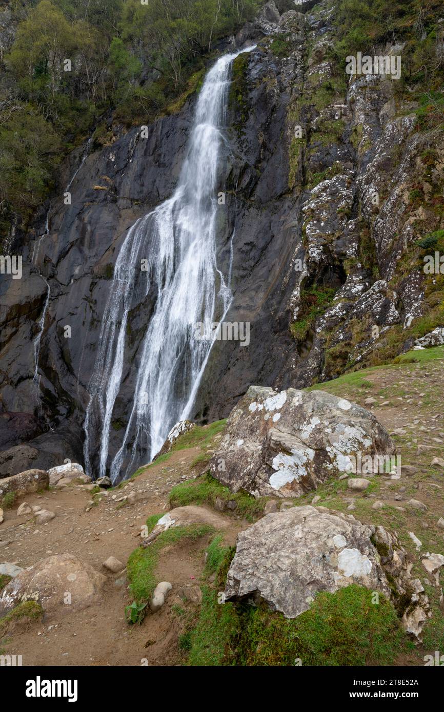 Aber Falls, una spettacolare cascata ai margini delle montagne Carneddau nel parco nazionale di Snowdonia, Galles del Nord. Foto Stock