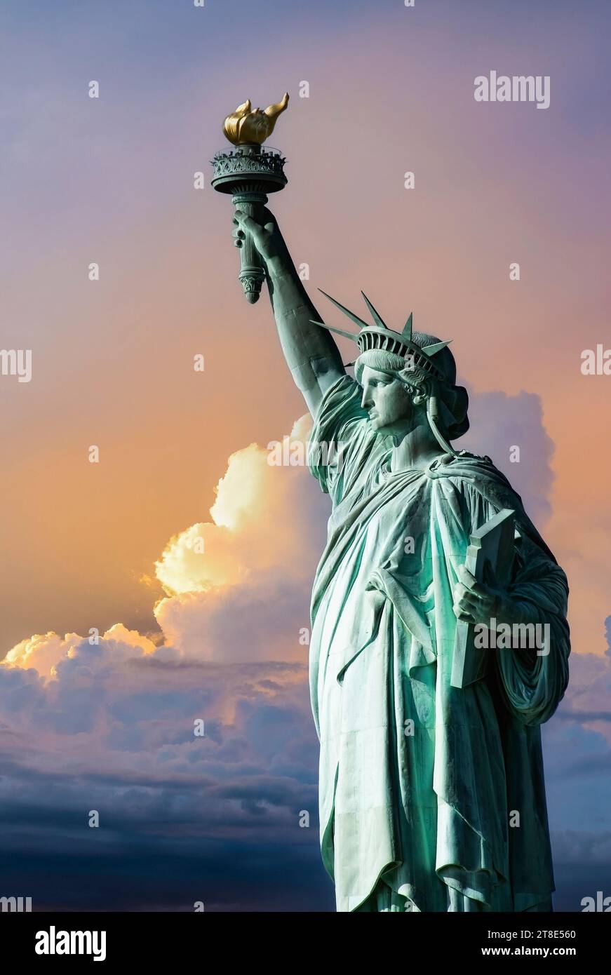 La Statua della libertà a New York, un importante punto di riferimento turistico della grande Mela. La Statua della libertà o della libertà che illumina il mondo è un colossale Foto Stock