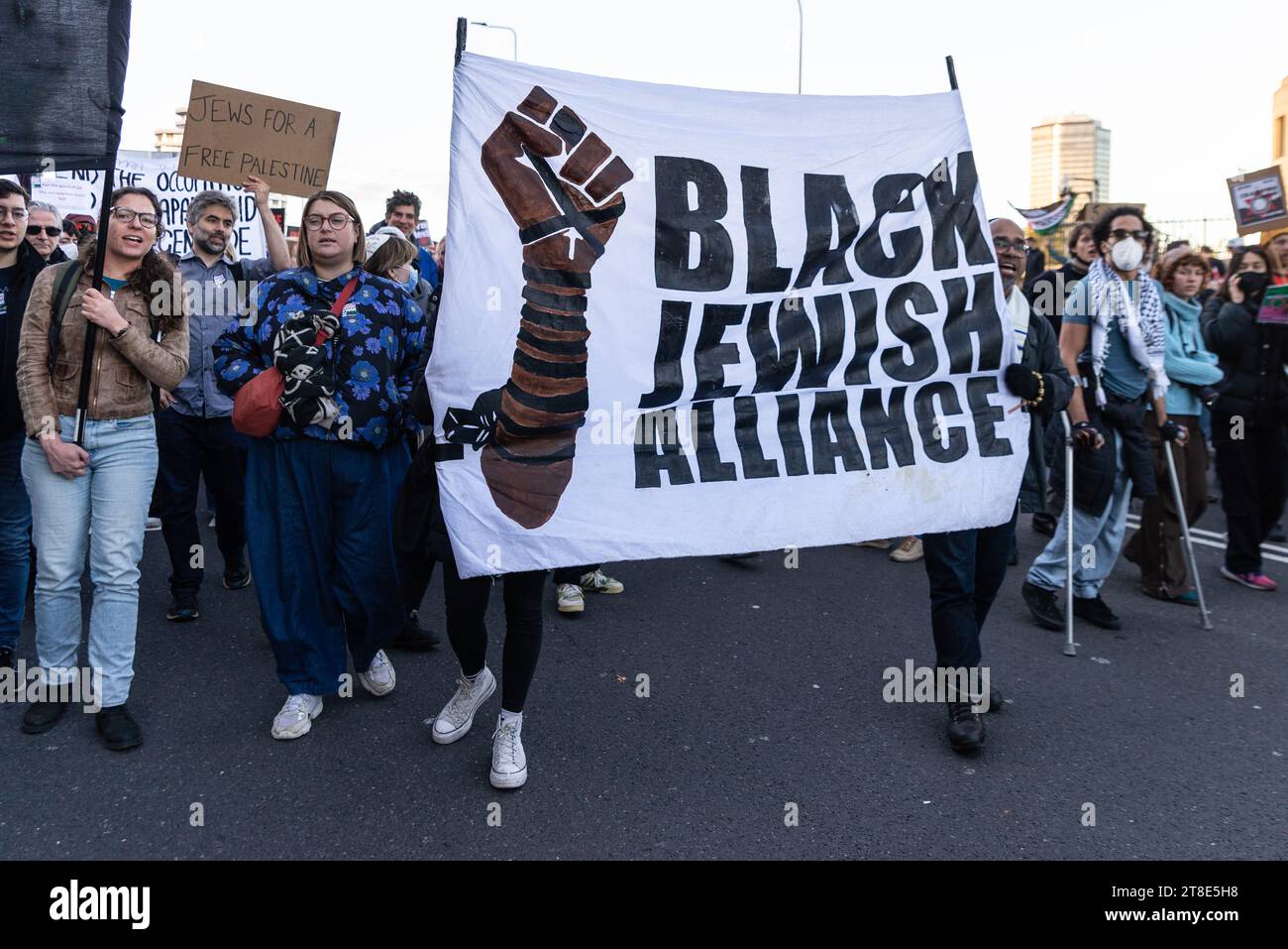 Raduno pro Palestina, dimostrazione nazionale per la Palestina che si svolge a Londra, Regno Unito, attraversando il ponte Vauxhall. Black Jewish Alliance Foto Stock