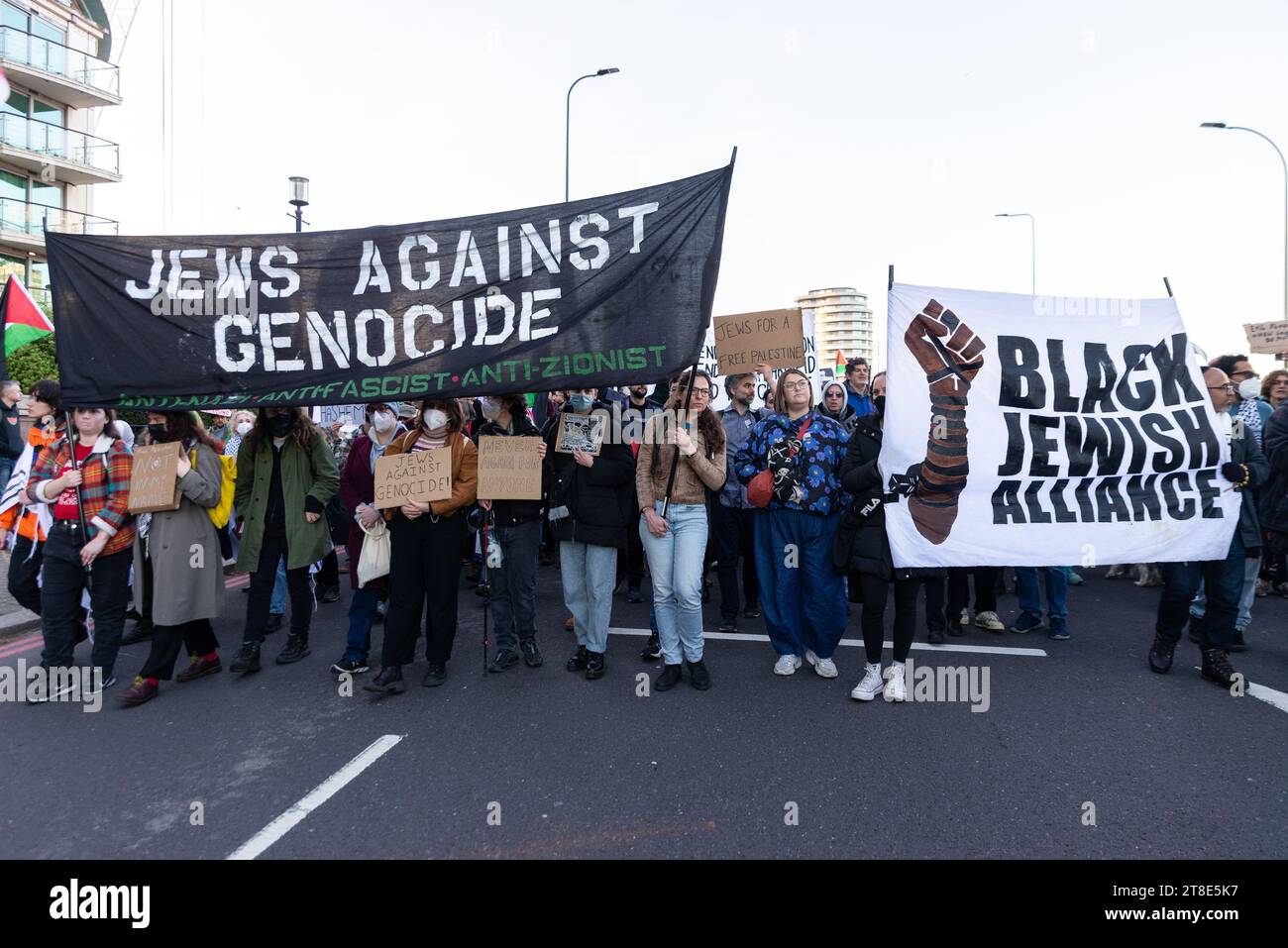 Raduno pro Palestina, dimostrazione nazionale per la Palestina a Londra, Regno Unito, attraversando il ponte Vauxhall. Ebrei contro il genocidio, Black Jewish Alliance Foto Stock