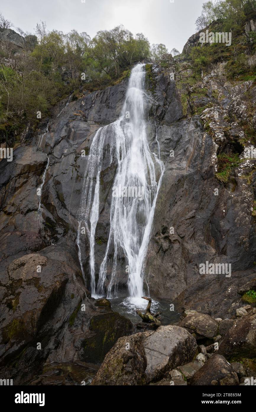 Aber Falls, una spettacolare cascata ai margini delle montagne Carneddau nel parco nazionale di Snowdonia, Galles del Nord. Foto Stock