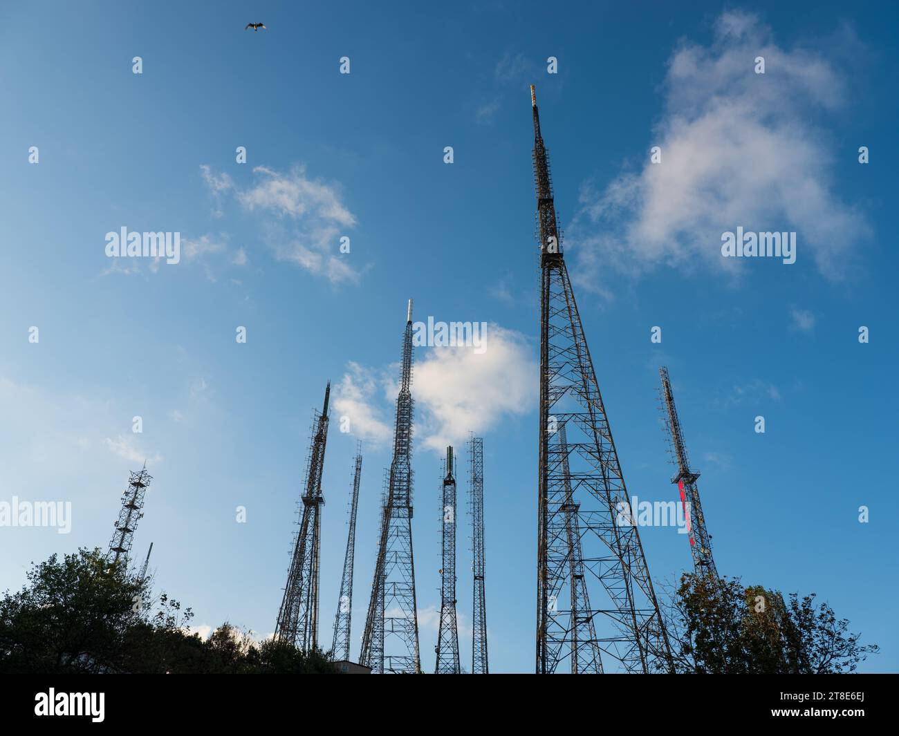 Torre di telecomunicazione con antenna di rete cellulare 5G su sfondo cielo. Foto Stock