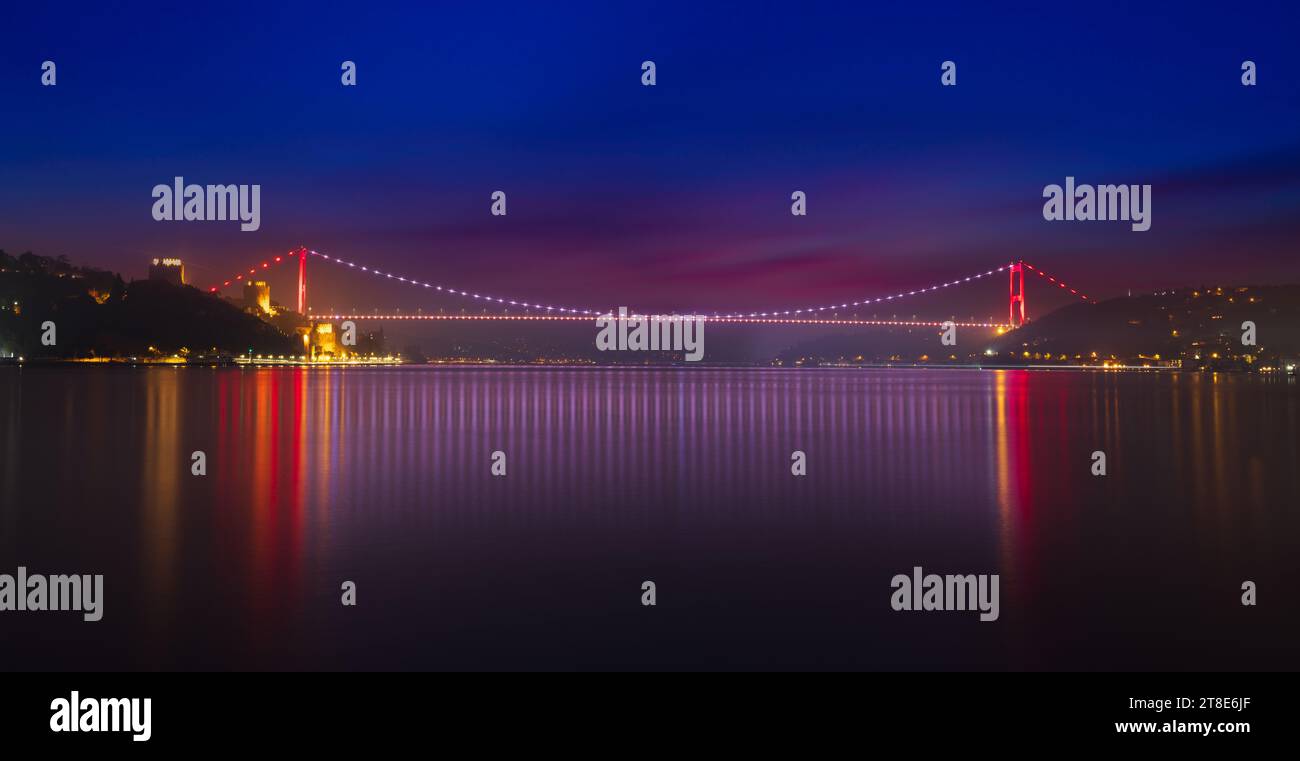 Istanbul II ponte sul Bosforo ( Turkis; Fatih Sultan Mehmet Köprüsü ). Foto Stock