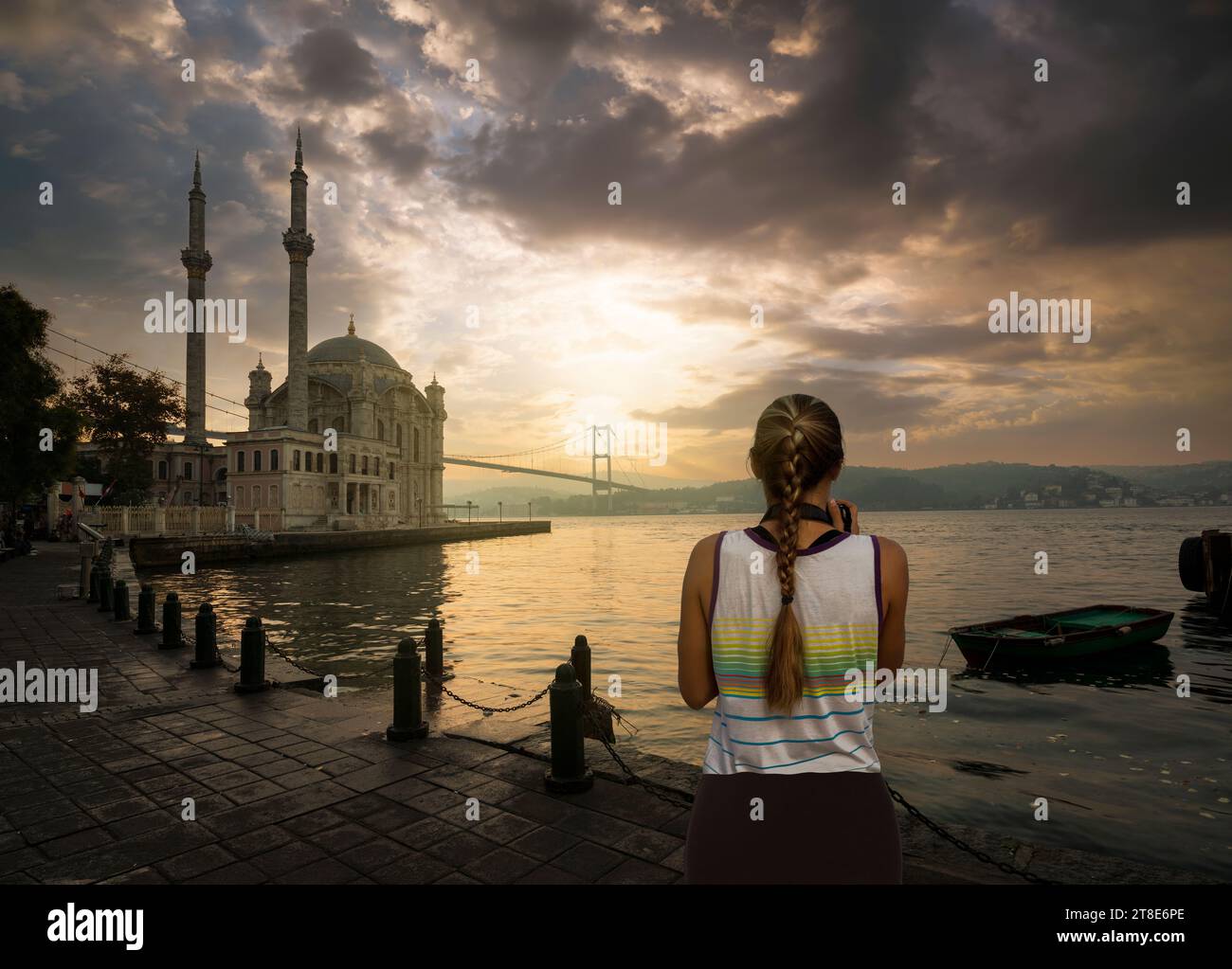 Bosforo a Istanbul. Alba a Ortaköy. Turista che scatta foto. L'autunno. Le attrazioni turistiche più famose di Istanbul. Turchia Foto Stock