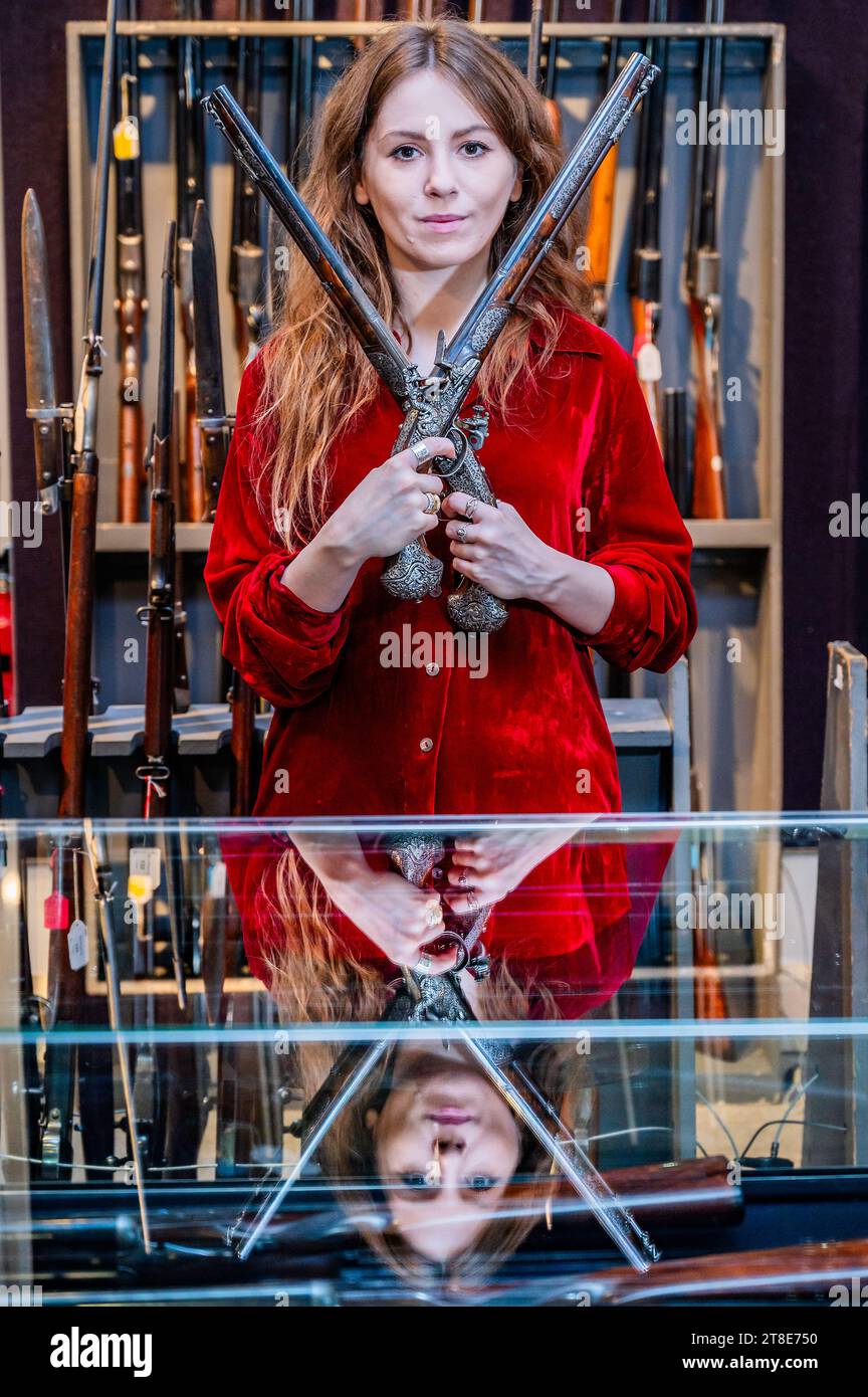 Londra, Regno Unito. 20 novembre 2023. Una coppia di eccezionali pistole Brescian 32-Bore Flintlock Long Holster. Stima: £30.000 - 40.000 - vendita armi, armature e milizie presso Bonhams Knightsbridge. Crediti: Guy Bell/Alamy Live News Foto Stock