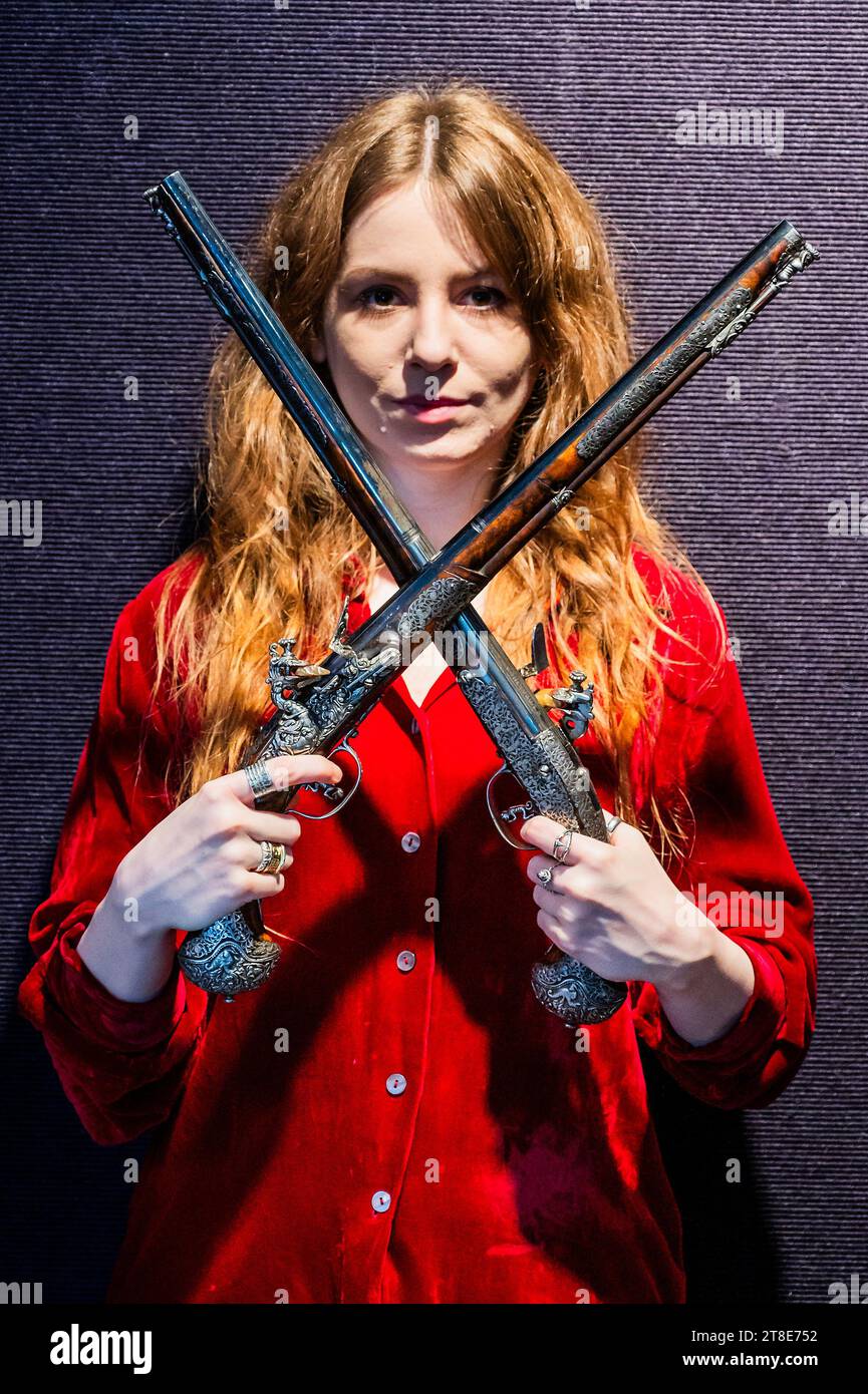 Londra, Regno Unito. 20 novembre 2023. Una coppia di eccezionali pistole Brescian 32-Bore Flintlock Long Holster. Stima: £30.000 - 40.000 - vendita armi, armature e milizie presso Bonhams Knightsbridge. Crediti: Guy Bell/Alamy Live News Foto Stock