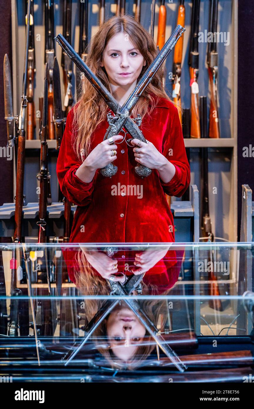 Londra, Regno Unito. 20 novembre 2023. Una coppia di eccezionali pistole Brescian 32-Bore Flintlock Long Holster. Stima: £30.000 - 40.000 - vendita armi, armature e milizie presso Bonhams Knightsbridge. Crediti: Guy Bell/Alamy Live News Foto Stock