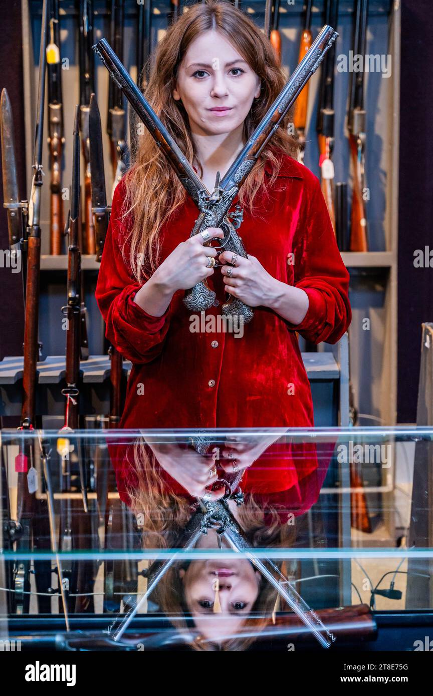 Londra, Regno Unito. 20 novembre 2023. Una coppia di eccezionali pistole Brescian 32-Bore Flintlock Long Holster. Stima: £30.000 - 40.000 - vendita armi, armature e milizie presso Bonhams Knightsbridge. Crediti: Guy Bell/Alamy Live News Foto Stock