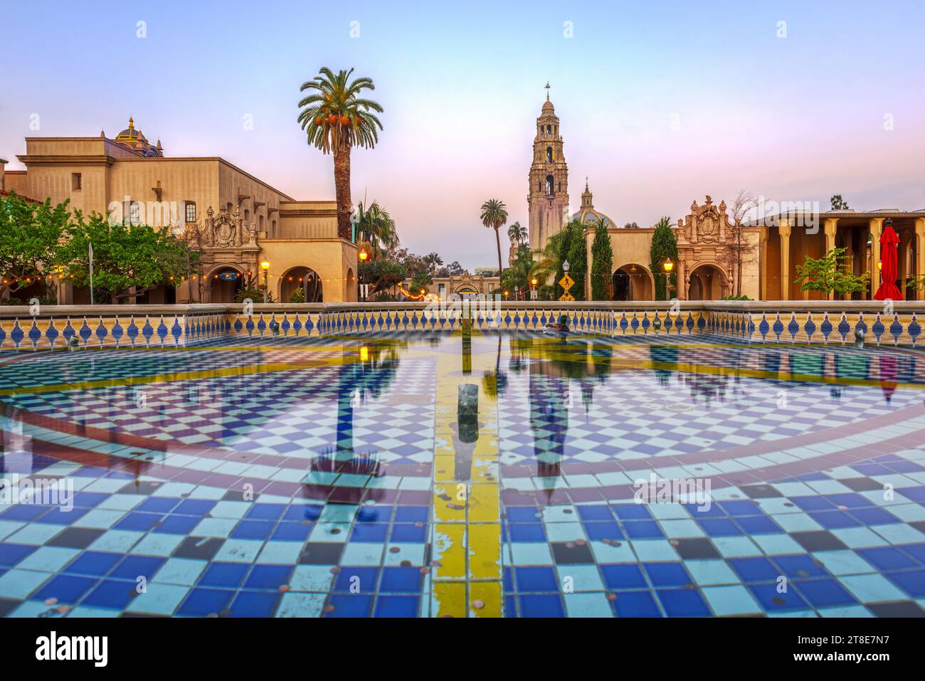 San Diego, California, USA plaza e fontana all'alba. Foto Stock