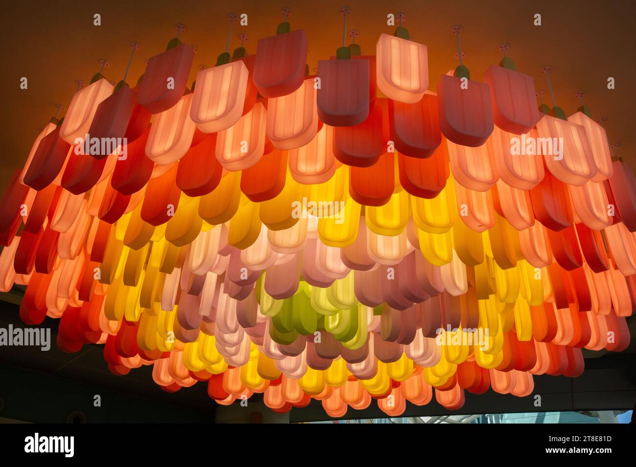 Plafoniera, design con vari gelati appesi al contrario, mostra umore divertente, concept colorato rivolto a bambini e giovani. Sentosa, Singapore. Foto Stock