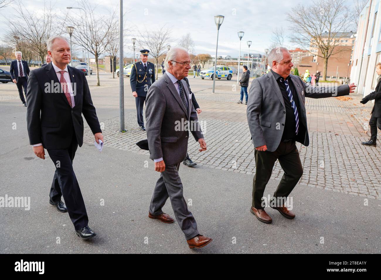 Il re svedese Carl XVI Gustaf si concentra sul lavoro di prevenzione del crimine durante la sua visita a Gothenburg, in Svezia, il 20 novembre 2023. Foto: Adam Ihse / TT Foto Stock