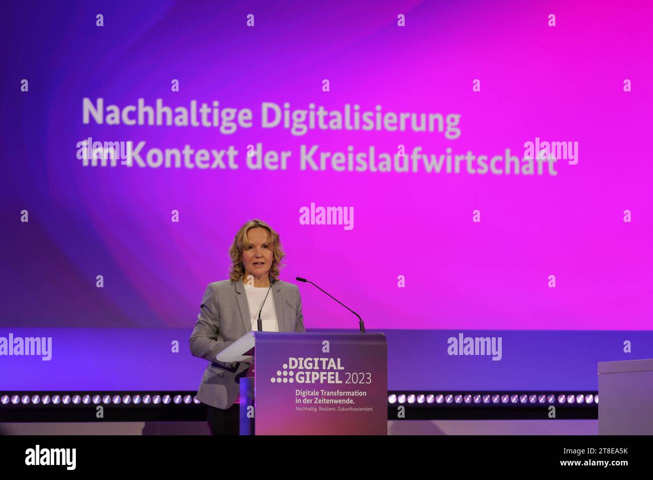 Steffi Lemke, Bundesministerin für Umwelt, Naturschutz, nukleare Sicherheit und Verbraucherschutz auf dem Digital-Gipfels 2023 in Jena - in Jena trifft sich am 20.21.11.23 das Who der deutschen Digitalbranche in Jena - Jena Thüringen Deutschland *** Steffi Lemke, Ministro federale dell'ambiente, conservazione della natura, sicurezza nucleare e protezione dei consumatori al Digital Summit 2023 a Jena i Whos che dell'industria digitale tedesca si incontreranno a Jena Jena Turingia Germania il 20 21 11 23 xRMx Foto Stock