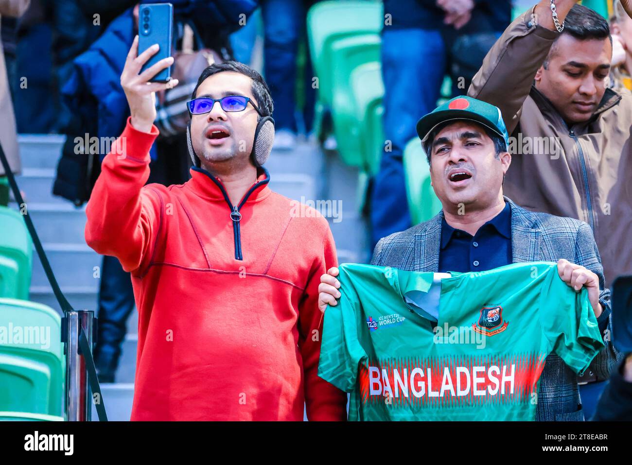 MELBOURNE, AUSTRALIA - 16 NOVEMBRE: Atmosfera dell'inno nazionale e tifosi del Bangladesh prima della partita di qualificazione della Coppa del mondo FIFA 2026 tra Australia so Foto Stock