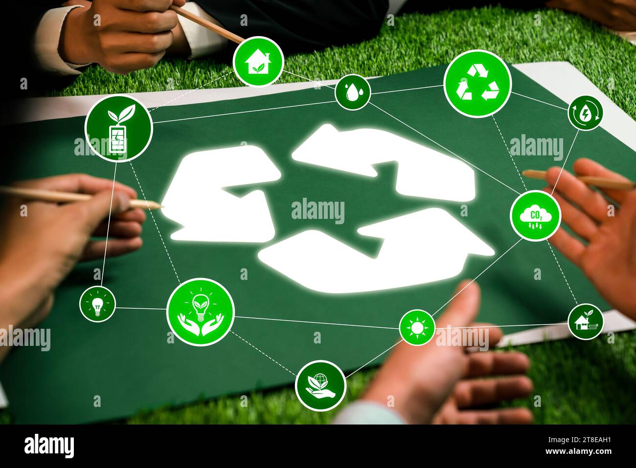 Incontro del progetto di investimento ESG con i leader aziendali che discutono del progetto di riciclaggio per salvare la Terra con tecnologie di riciclaggio e utilizzo sostenibili Foto Stock