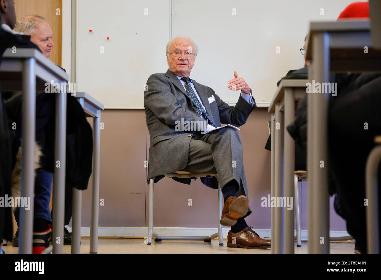 Re Carlo XVI Gustavo in una classe a Sjumilaskolan durante la sua visita a Goteborg, Svezia, il 20 novembre 2023. Re Carl Gustaf si concentra sulla cri Foto Stock