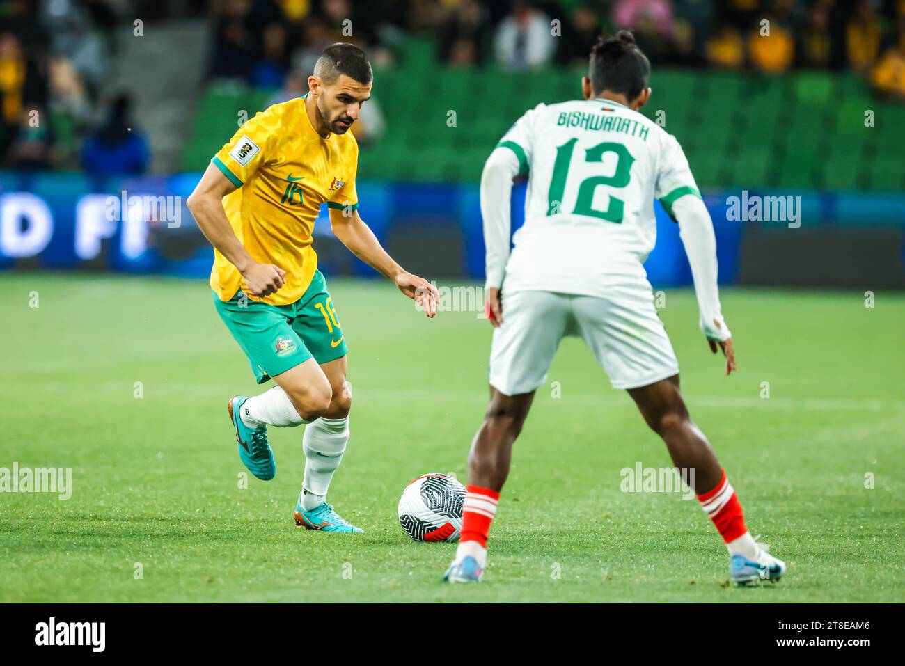 MELBOURNE, AUSTRALIA - 16 NOVEMBRE: L'australiano Aziz Behich durante la partita di qualificazione della Coppa del mondo FIFA 2026 tra Australia Socceroos e Bangladesh Foto Stock