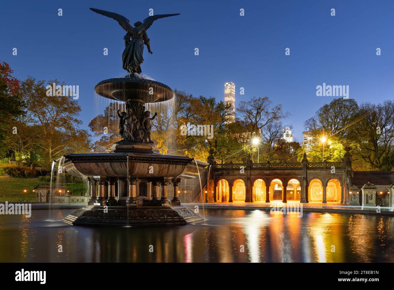 Vista serale della terrazza e della fontana di Bethesda. Central Park, Manhattan, New York City in autunno Foto Stock