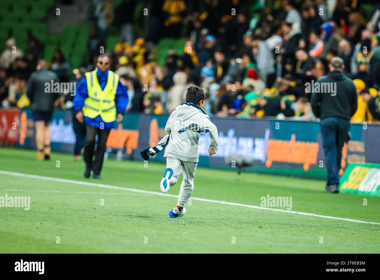 MELBOURNE, AUSTRALIA - 16 NOVEMBRE: Un bambino invade il campo dopo la partita di qualificazione della Coppa del mondo FIFA 2026 tra Australia Socceroos e Bangladesh Foto Stock